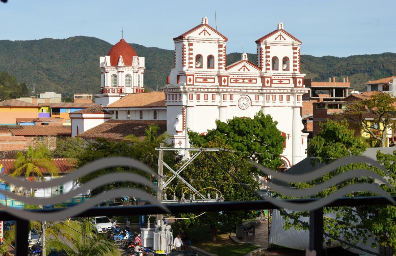 Hotel Guatatur Guatapé Exteriör bild